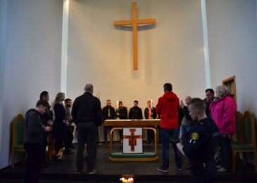 Iceland: Iraqi teen dragged out of church by police, now faces deportation