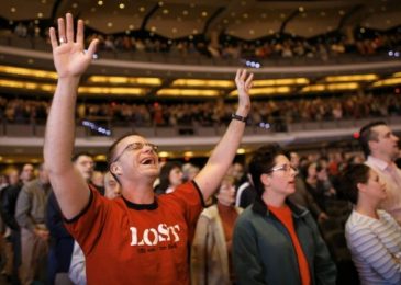 Going to Church Improves Health, Helps People Live Longer, New Study Shows
